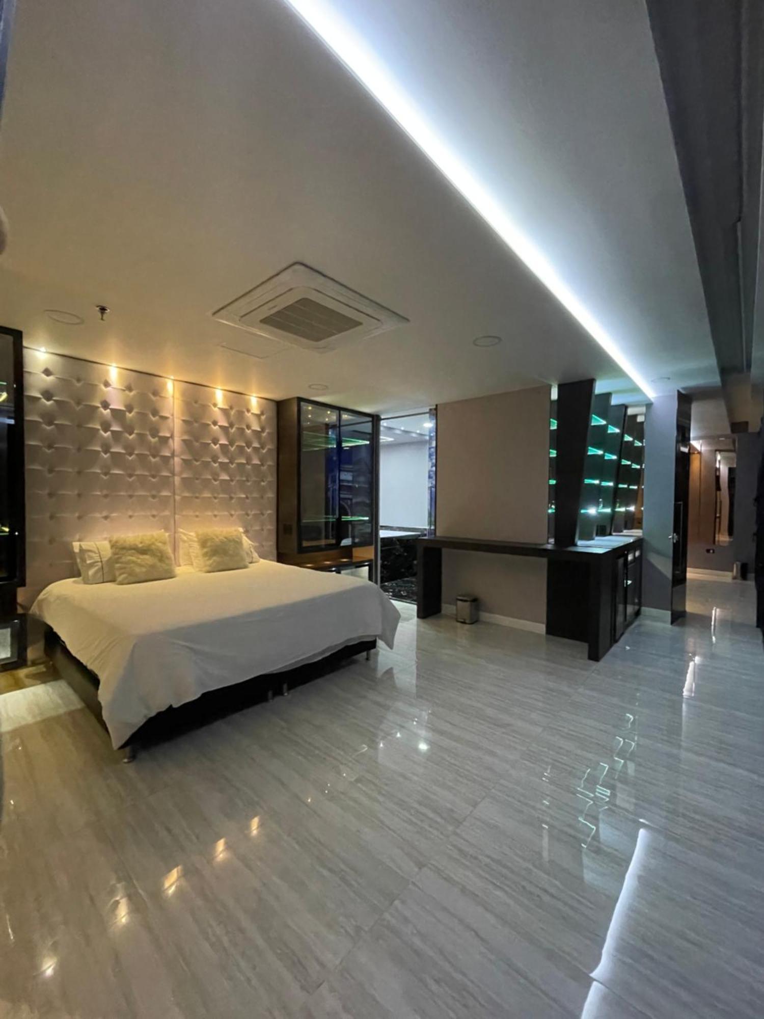 1Million Luxury Suites Medellin Ngoại thất bức ảnh